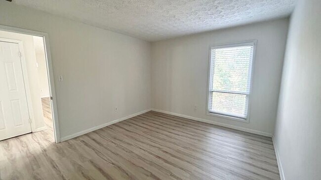 Building Photo - North Atlanta 1 Bed-1 Bath Condo, LVP Hard...