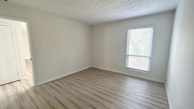 Building Photo - North Atlanta 1 Bed-1 Bath Condo, LVP Hardwoods, Sunroom/Office, Available Mid-July!