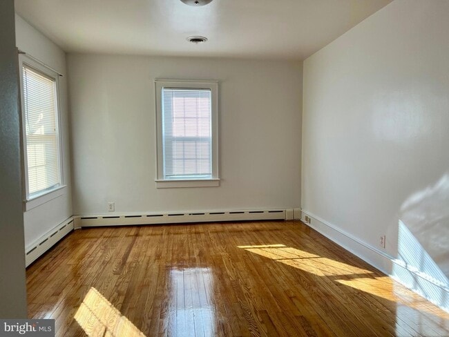 Building Photo - 289 N River Dr