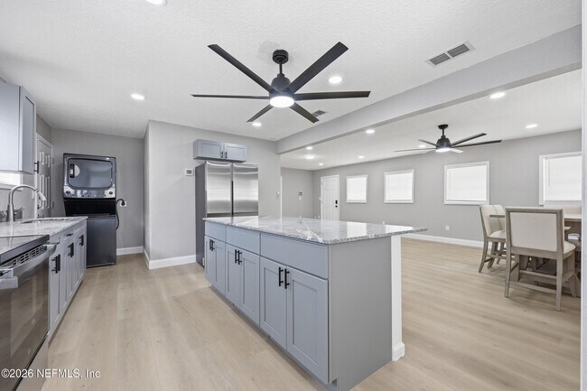 Building Photo - 9565 Carbondale Dr W