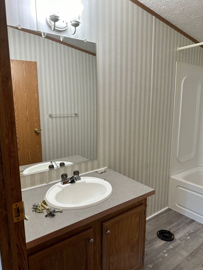 Building Photo - Centrally Located 3 BD 2 BA Modular Home