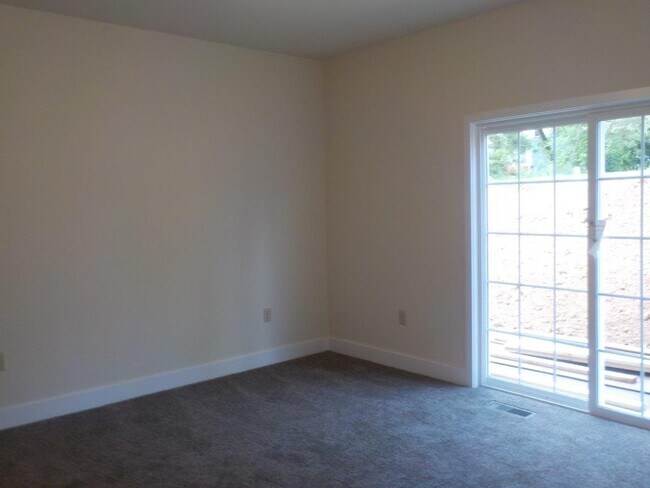 Building Photo - Spacious 3-Bed, 3.5-Bath Townhouse on East...