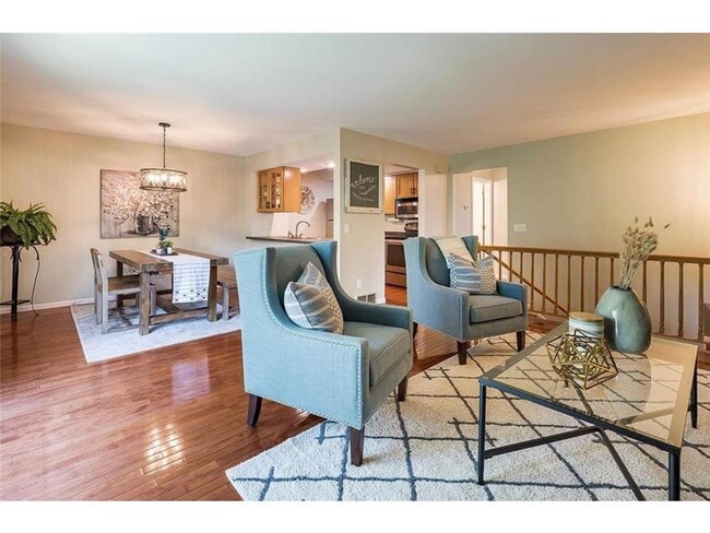 Building Photo - 334 W 5th St