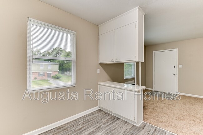 Building Photo - 325B Verdery Dr