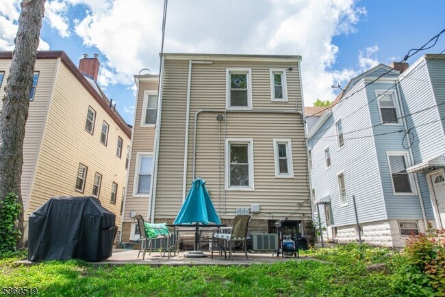 Building Photo - 165 Hillside Ave