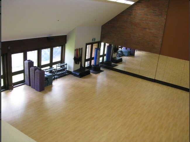 Building Photo - Beautifully Updated Mt. Park Condo Located...