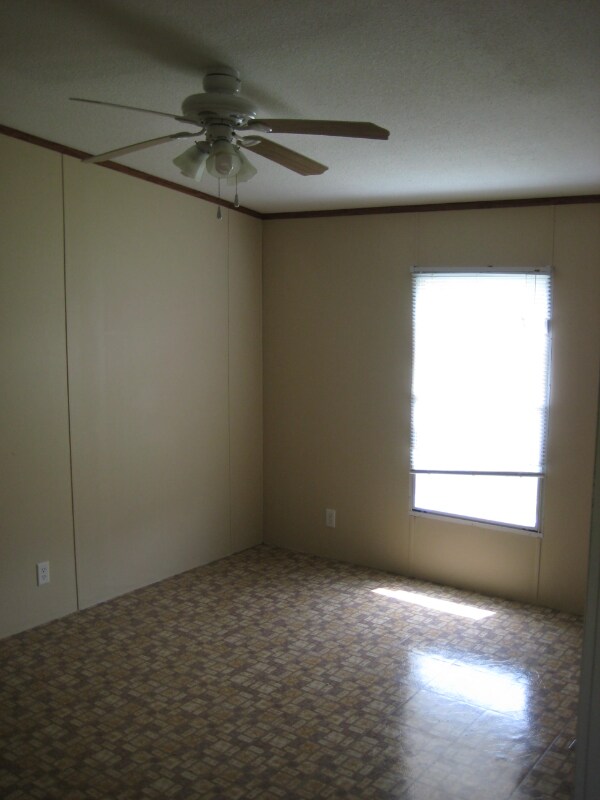 Building Photo - 124 Angie Dr