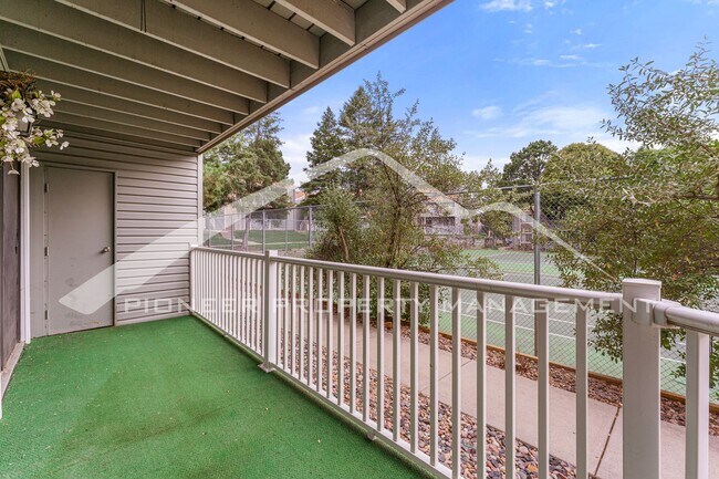 Building Photo - Spacious Condo with Washer/Dryer and Central AC