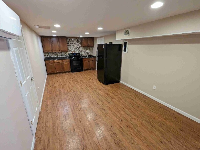 Building Photo - 275 E Lake Dr