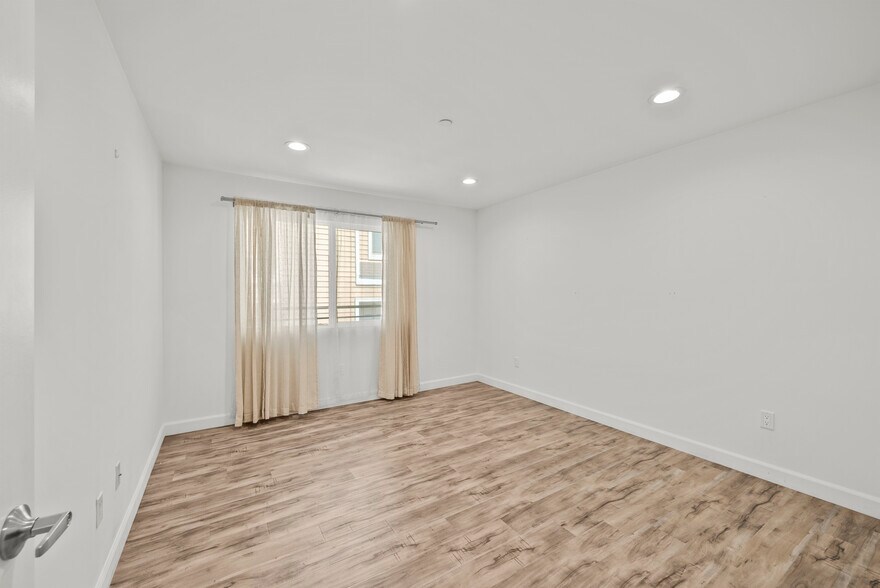 Building Photo - 9104 Burnet Ave
