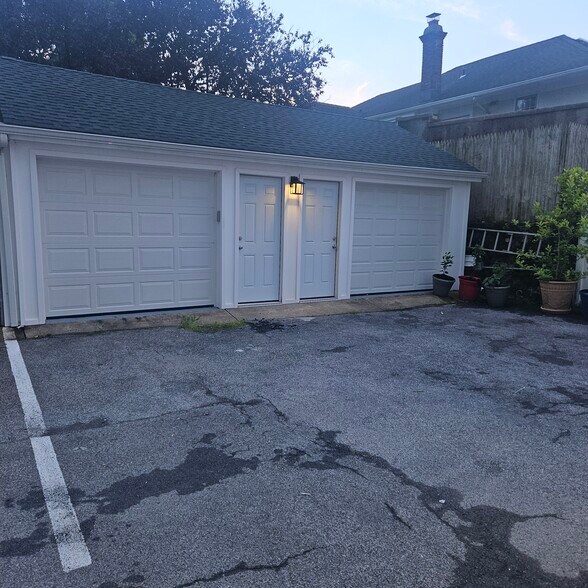 GARAGE PARKING - 133 Halstead Ave