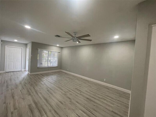 Building Photo - 7902 NW 70th Ct