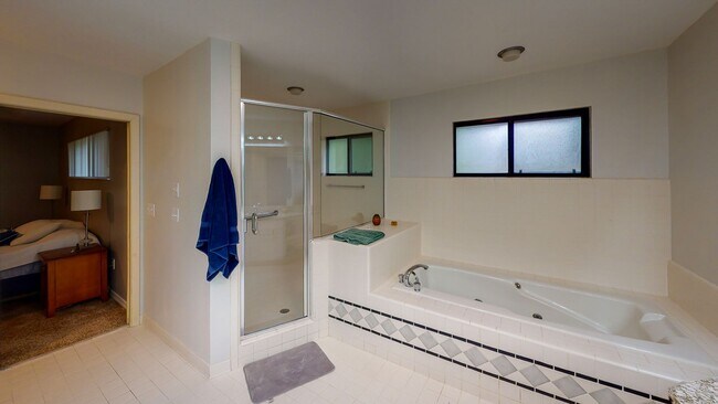 Building Photo - LOOK!  Park Avenue- 4 Bedroom/3 Bath - BEAUTIFUL!