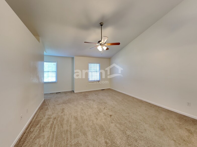 Building Photo - 1961 Creekview Dr