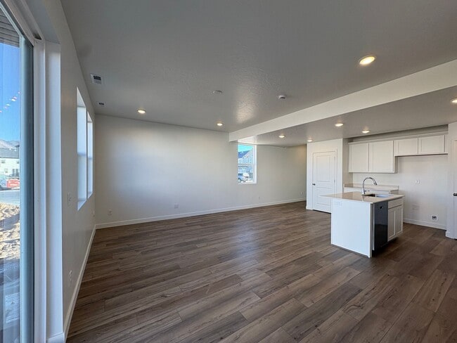 Building Photo - Gorgeous End-Unit Townhome in beautiful Salem!