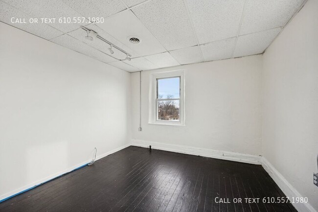 Building Photo - Large 1 Bedroom - 1 Bathroom  Apartment in...