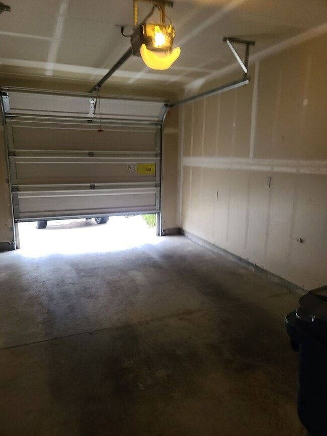 Building Photo - Beautiful 3 bed 1.5 bath Townhome with gar...