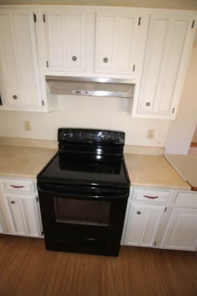 Building Photo - Spacious 4bd/2ba Featuring Central A/C and Large Private Yard
