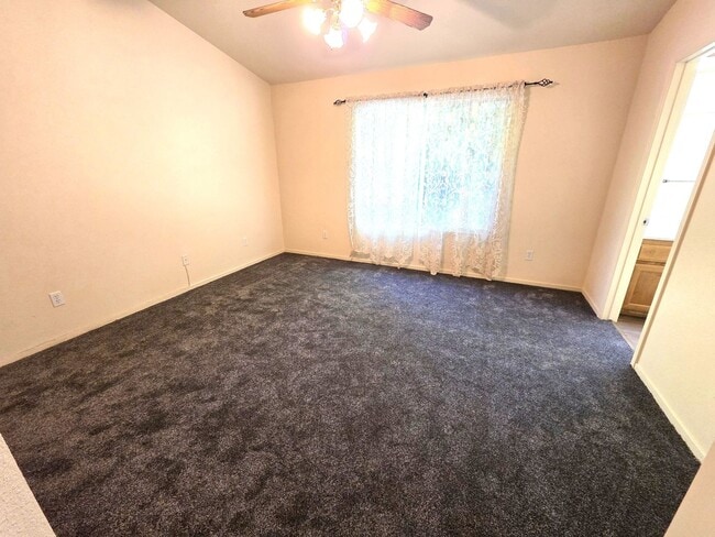 Building Photo - Immaculate 3 Bedroom 2 Bath Home