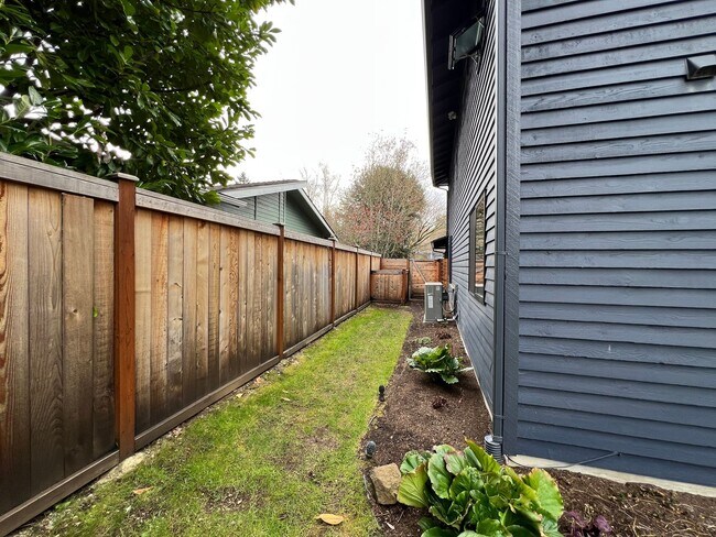 Building Photo - Gorgeous 3 Bedroom 2 Bath Home in Desirable Fairwood, Renton