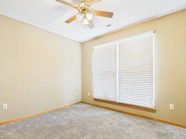 Building Photo - 1213 Fox Run Dr