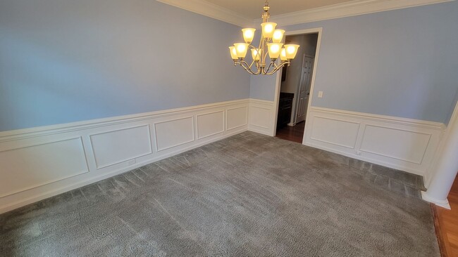 Building Photo - 4 Bed, 3.5 Townhome in Five Forks is Avail...