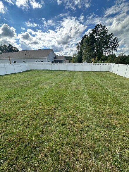 Building Photo - 1842 Swan Dr