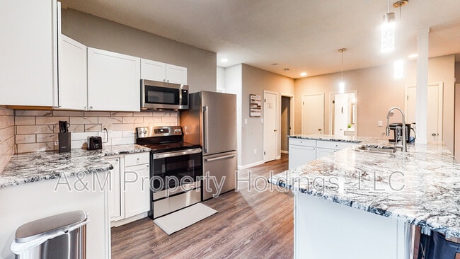 Building Photo - 3120 Greenbriar Dr