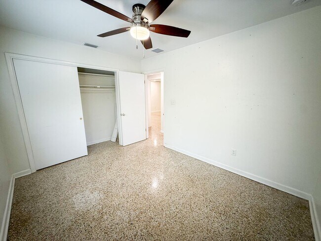 Building Photo - 921 NE 6th Ave