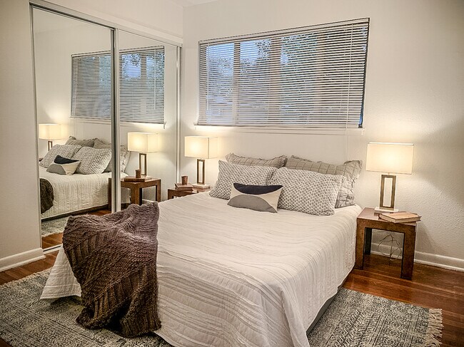 Building Photo - 904 Chevy Chase Dr