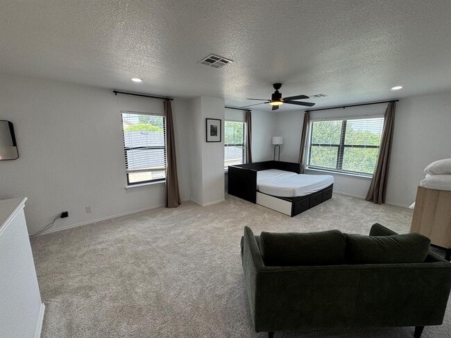 Building Photo - 191 Mistletoe Ln