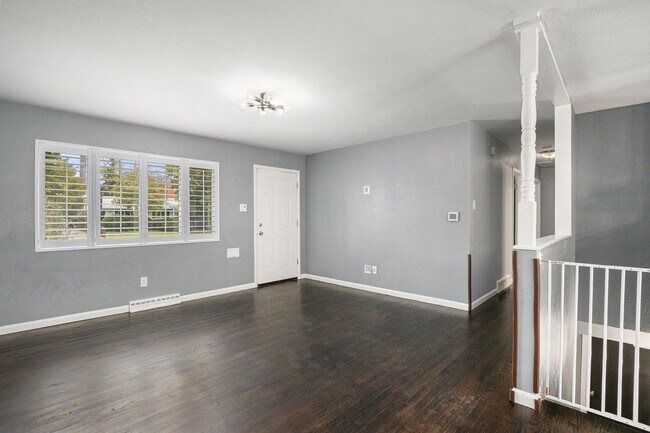 Building Photo - 4 Bedroom 2 Bathroom House-Available NOW!