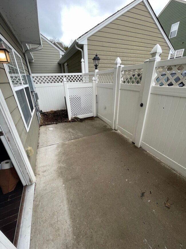 Building Photo - Lenox Village!