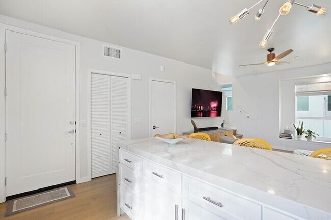 Building Photo - Discover this stunning 2-bedroom, 2-bath home in San Diego!