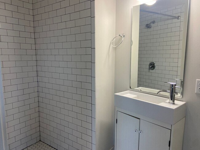 Building Photo - DIXON PARK | 2 BEDROOM | 2 BATH