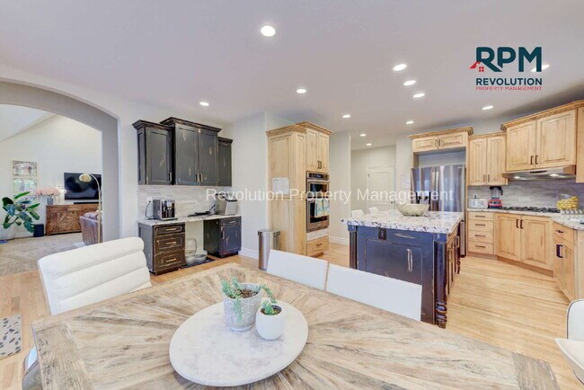 Building Photo - "Spacious Elegance: Stunning 6-Bedroom Ret...