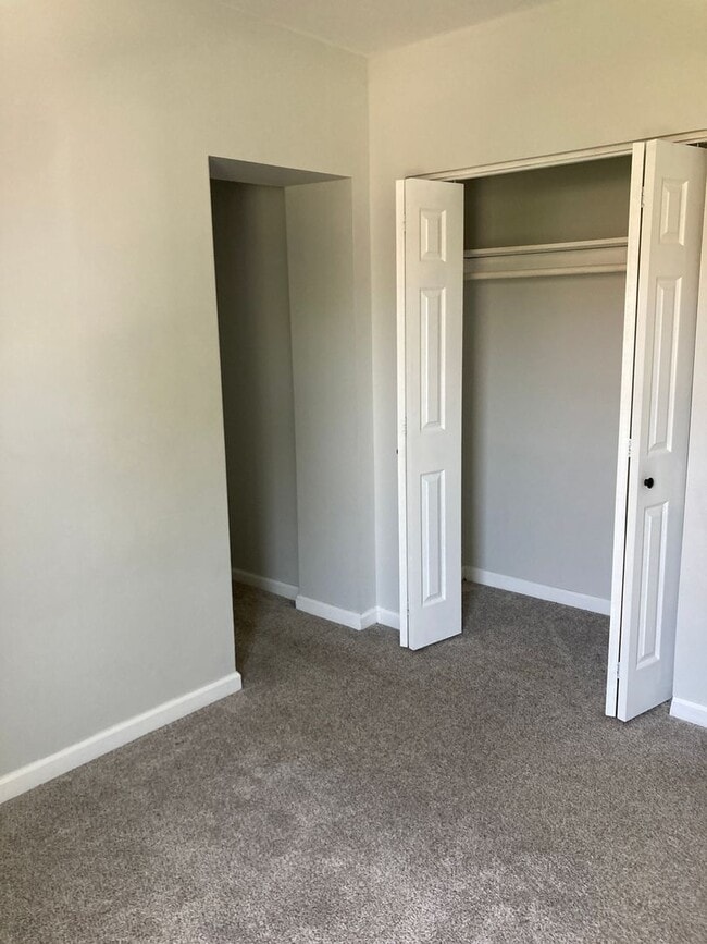Building Photo - Fully renovated 3 bedroom, 2.5 bathroom en...