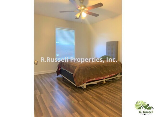 Building Photo - Pool Home!!! 4 bedrooms and 2.5 bath singl...