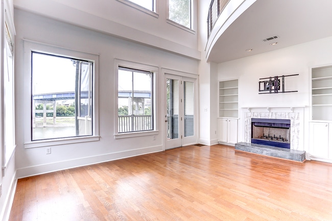 Building Photo - 670 Marina Cottage Dr