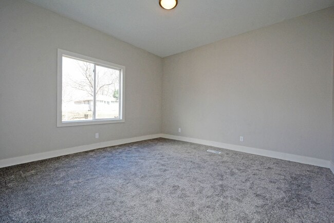 Building Photo - 294 Winifred St E