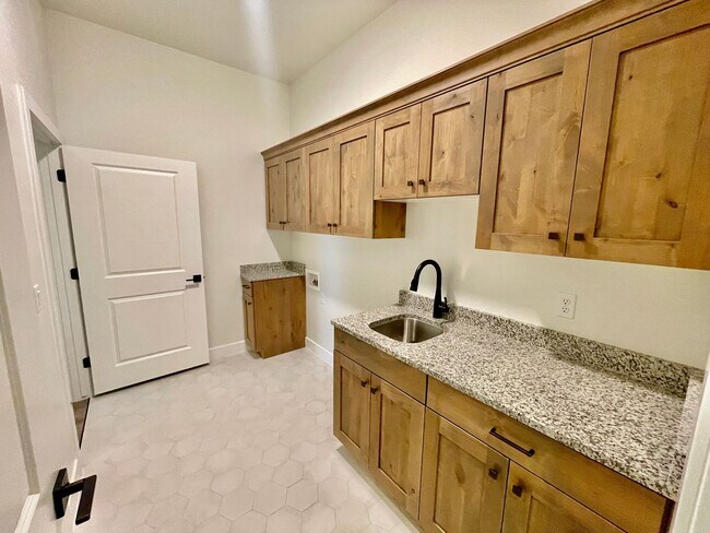 Building Photo - BRAND NEW Three Bedroom Home in Desert Cliffs