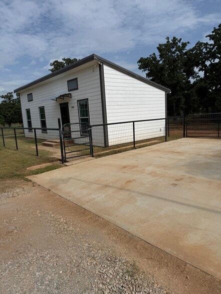 Building Photo - 3846 Fruitland Rd