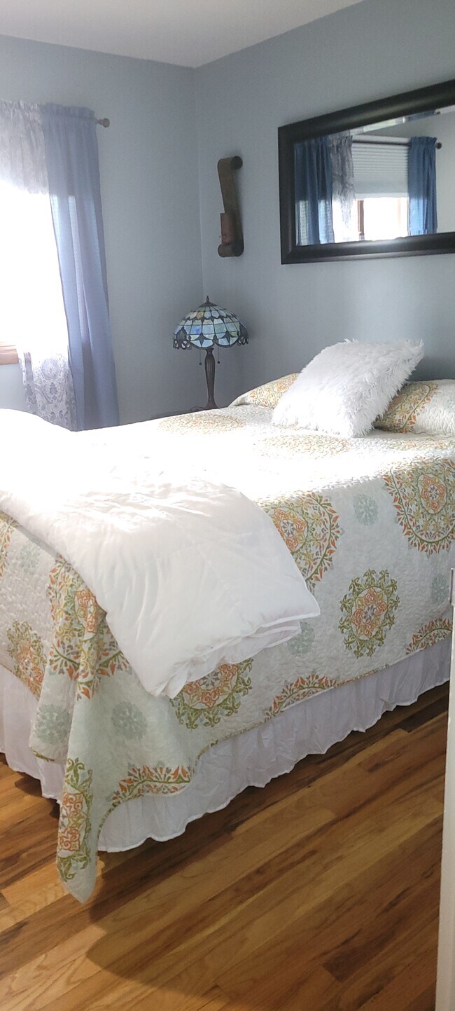 Guest bed queen - 1321 8th Ave E