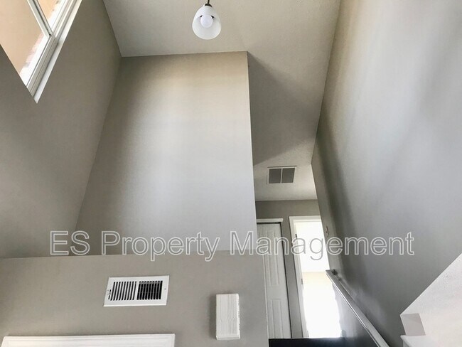 Building Photo - 5390 Lakeside Manor Dr