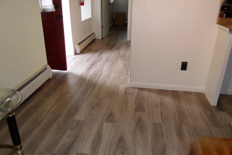 Apt 2 - view of entry area - 523 E State St