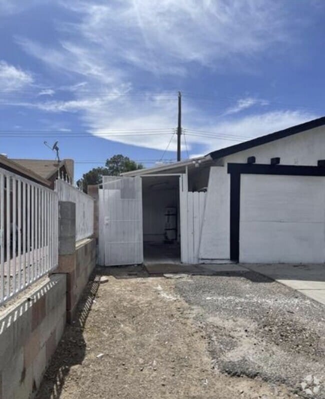 Building Photo - STUDIO NEAR AIRPORT, STRIP AND UNLV