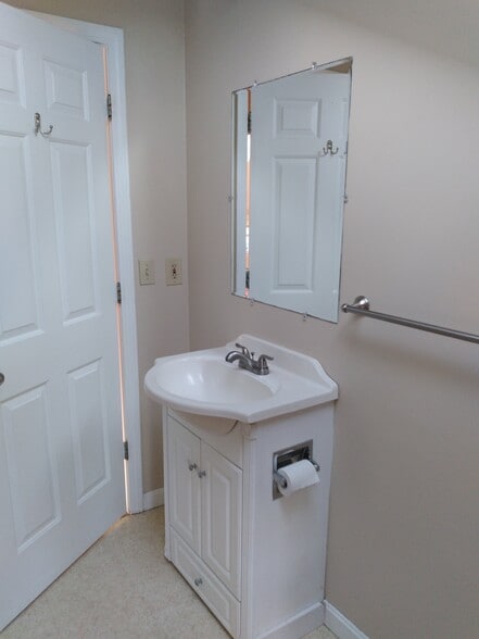 bath - 43B Sherman Ave