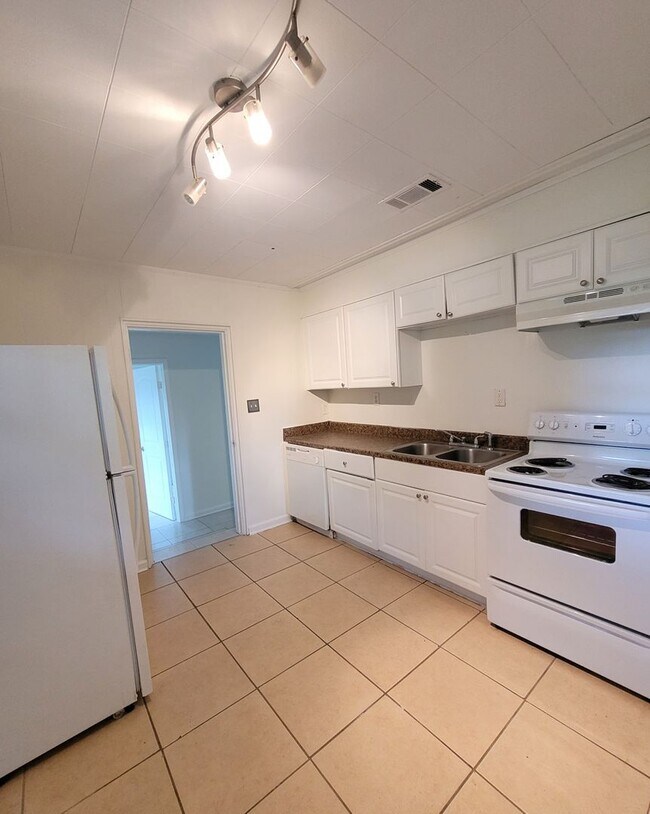 Building Photo - MOVE IN SPECIAL: Waived $350 Cleaning Fee!...