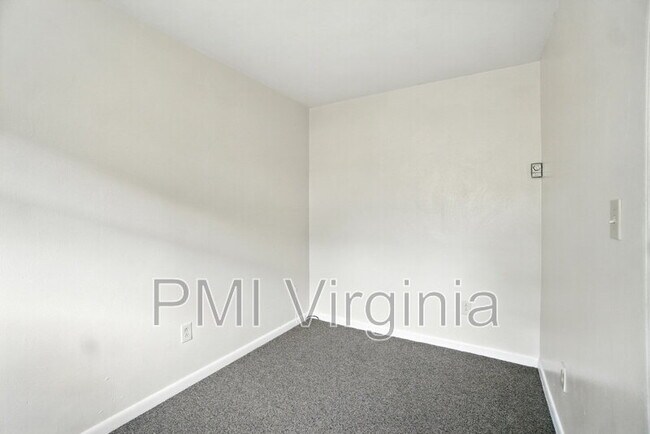 Building Photo - 9563 15th Bay St