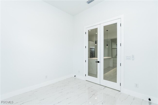 Building Photo - 903 NE 23rd St